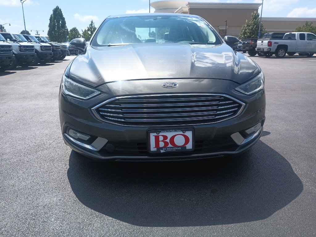 Used 2017 Ford Fusion SE w/ Fusion SE Technology Package FWD image 2