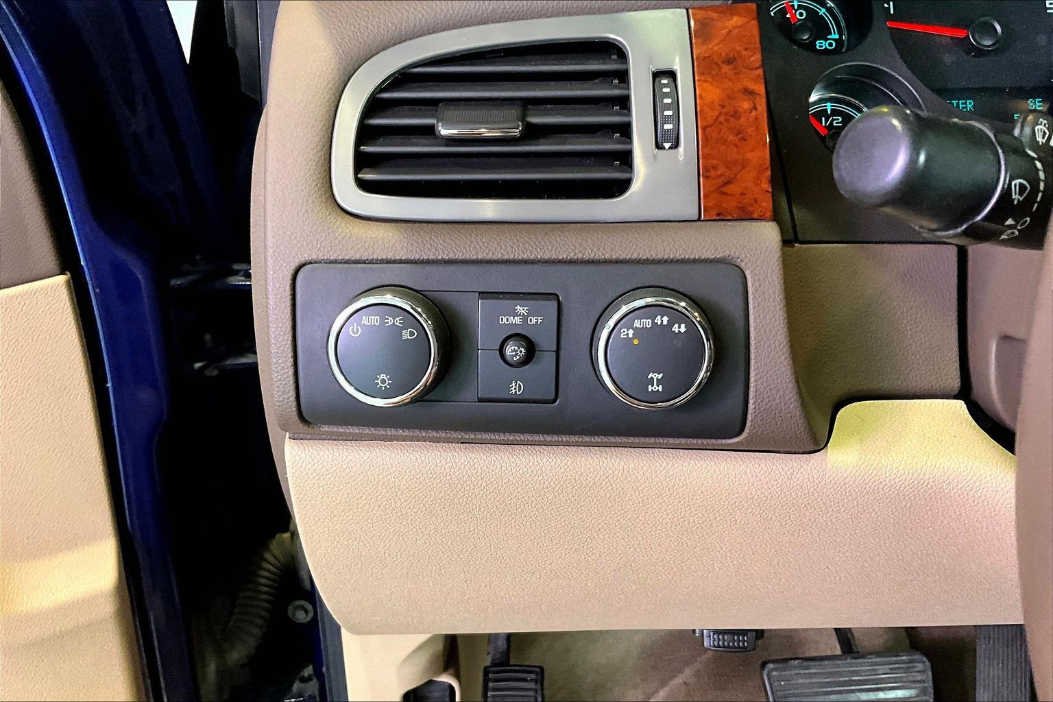 Used 2013 Chevrolet Avalanche LTZ AWD/4WD image 18