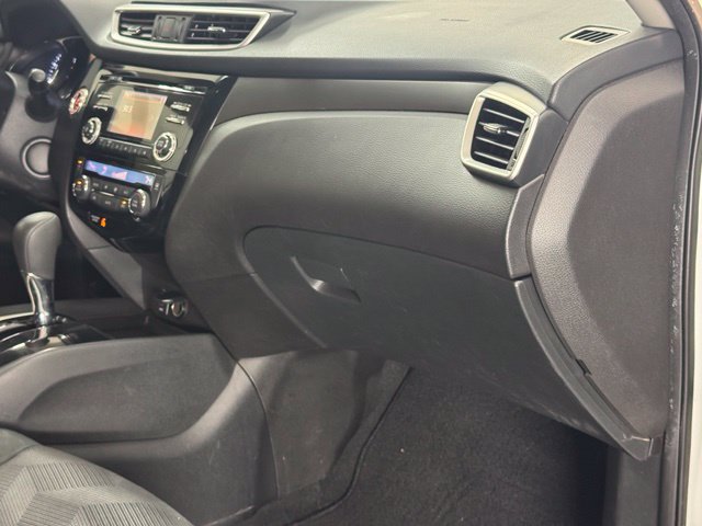 Used 2016 Nissan Rogue SV w/ SV Family Package AWD/4WD image 31