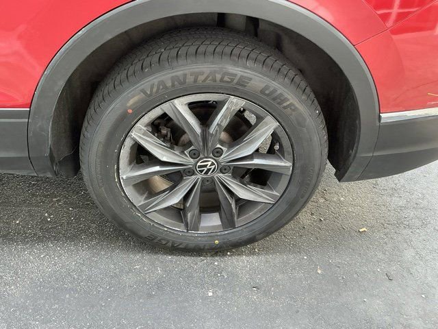 Used 2022 Volkswagen Tiguan SE AWD/4WD image 16