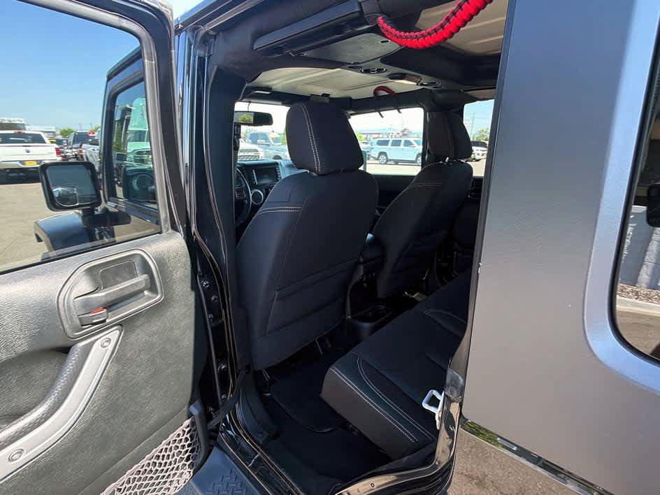 Used 2017 Jeep Wrangler Unlimited Sahara w/ Connectivity Group AWD/4WD image 19