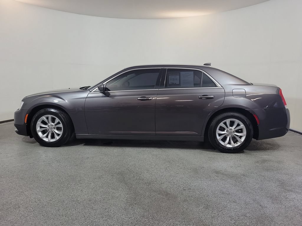 Used 2018 Chrysler 300 Touring RWD image 4