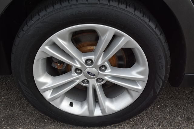 Used 2017 Ford Taurus SEL FWD image 39