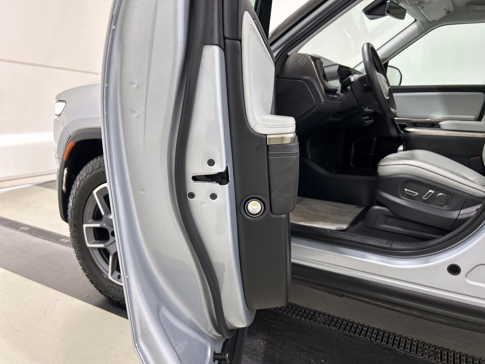 Used 2023 Rivian R1T Adventure AWD/4WD image 30