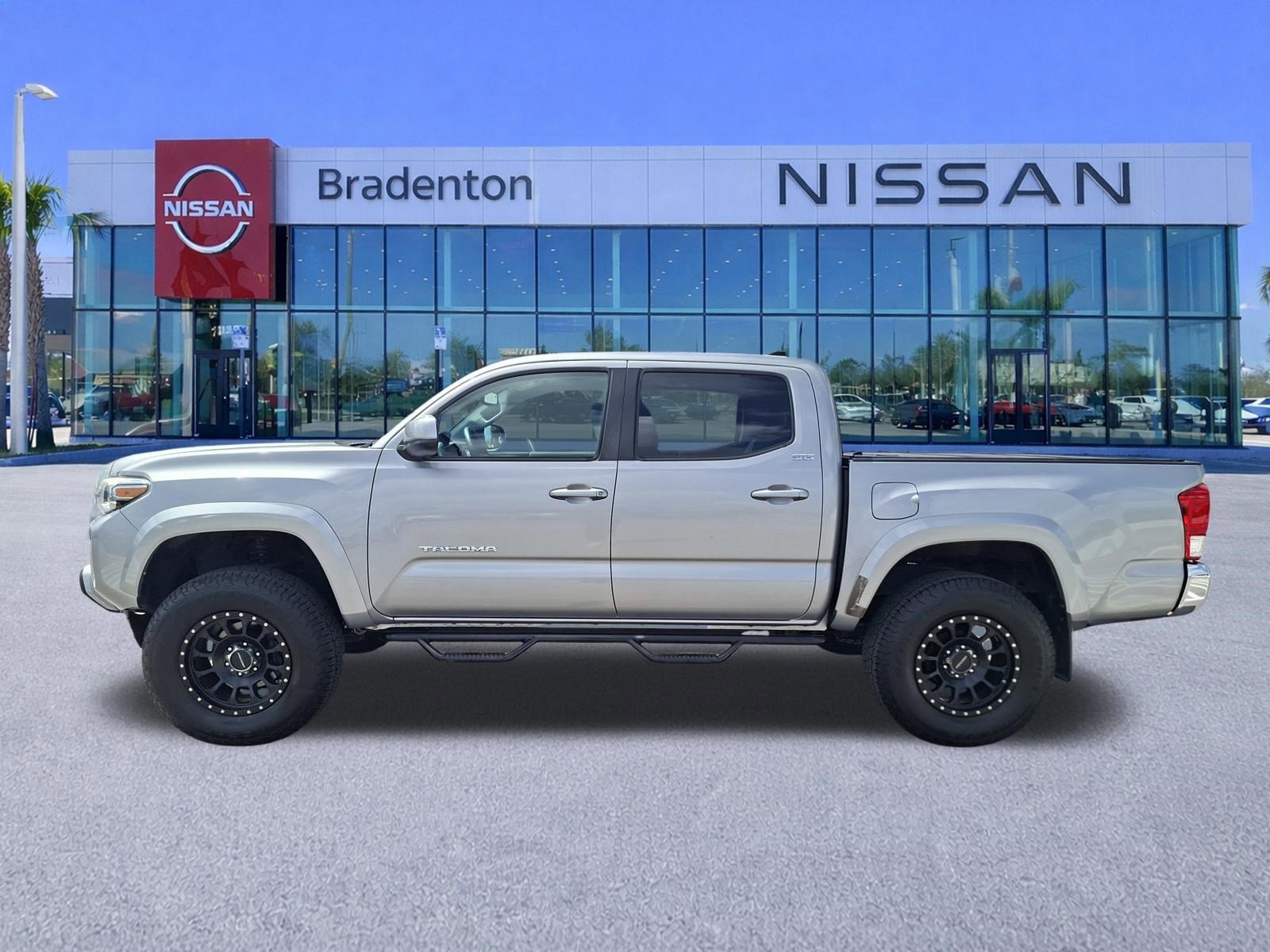 Used 2016 Toyota Tacoma SR5 w/ SR5 Appearance Package (SN) image 8