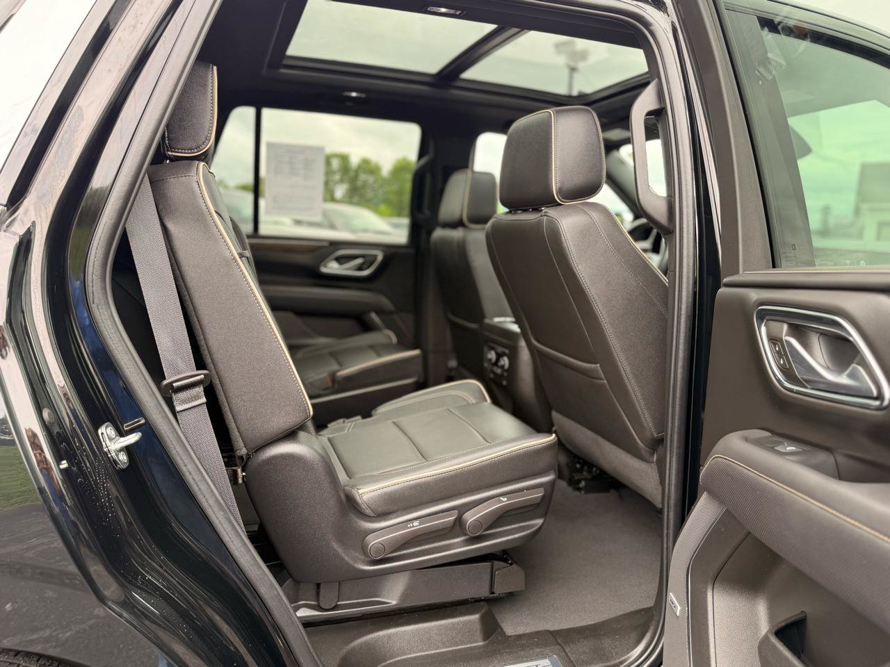 Used 2024 Chevrolet Tahoe Premier AWD/4WD image 20