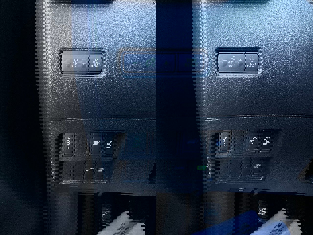 Used 2018 Nissan Rogue SV image 21