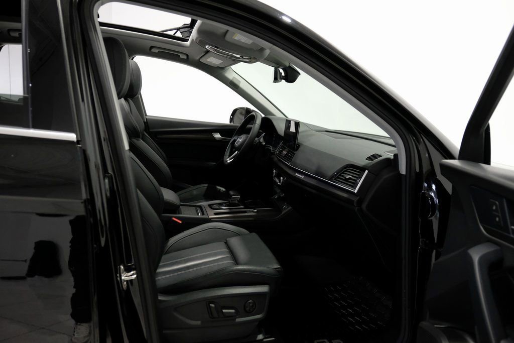 Used 2024 Audi Q5 e Prestige w/ Prestige Package image 33