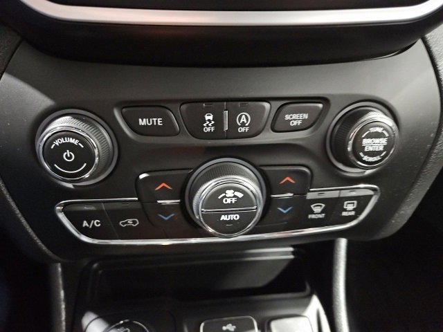 Used 2019 Jeep Cherokee Latitude Plus w/ Comfort/Convenience Group image 22