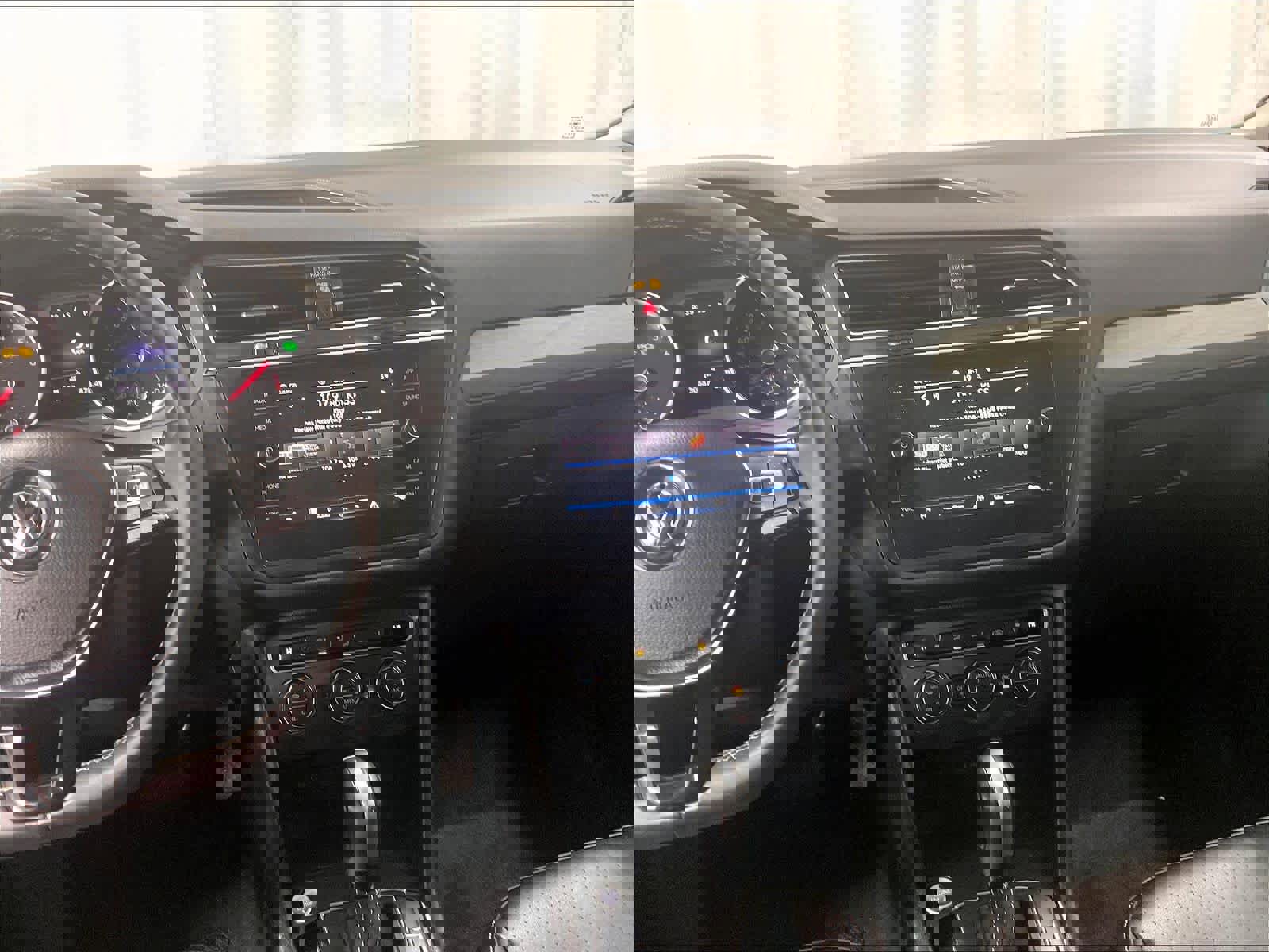 Used 2021 Volkswagen Tiguan SE image 18