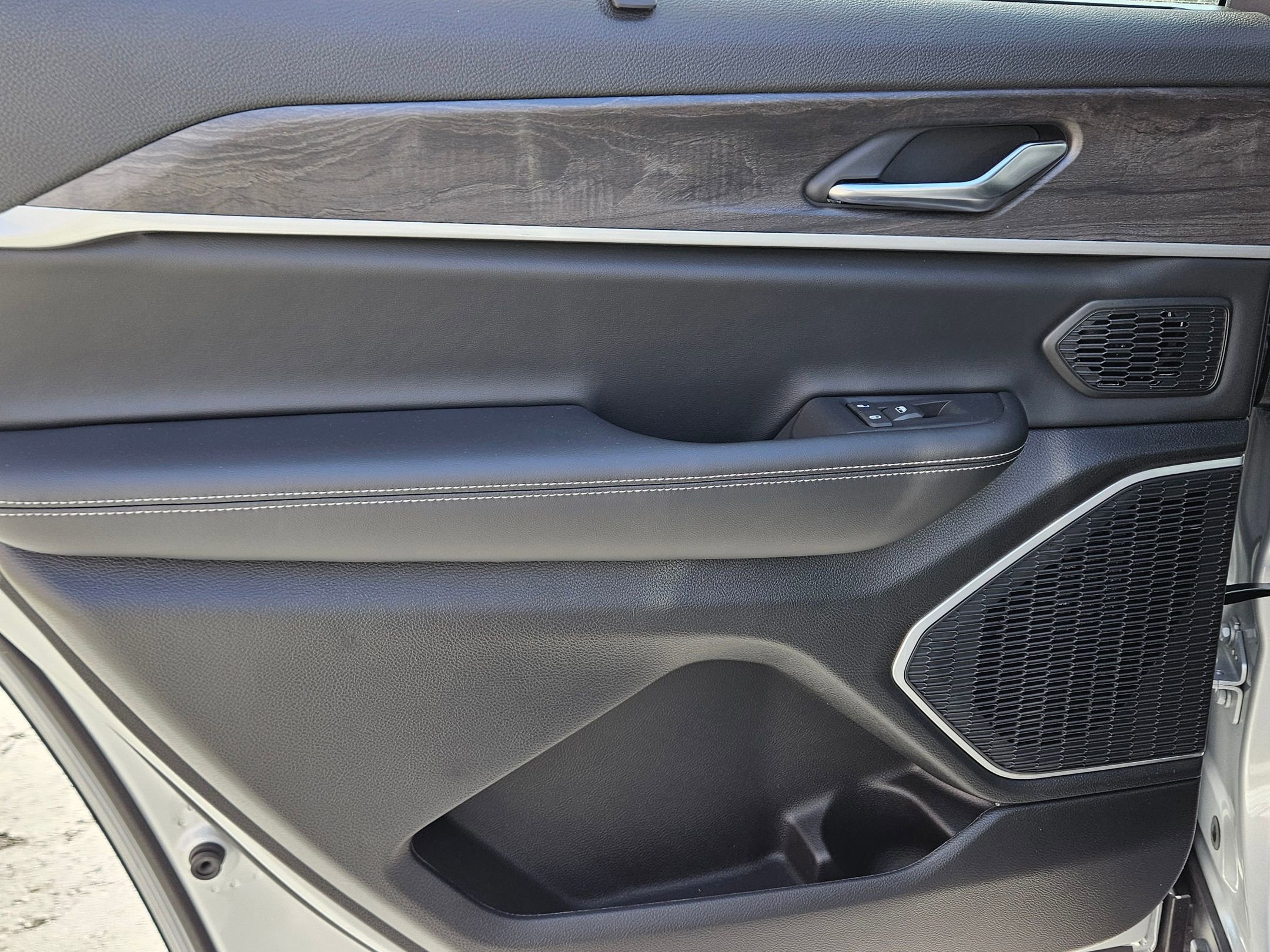 New 2025 Jeep Grand Cherokee L Limited w/ Luxury Tech Group II image 21