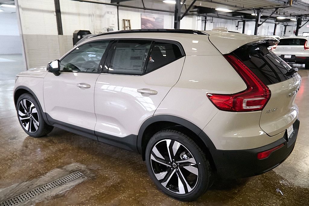 New 2026 Volvo XC40 B5 Ultra w/ Climate Package image 7