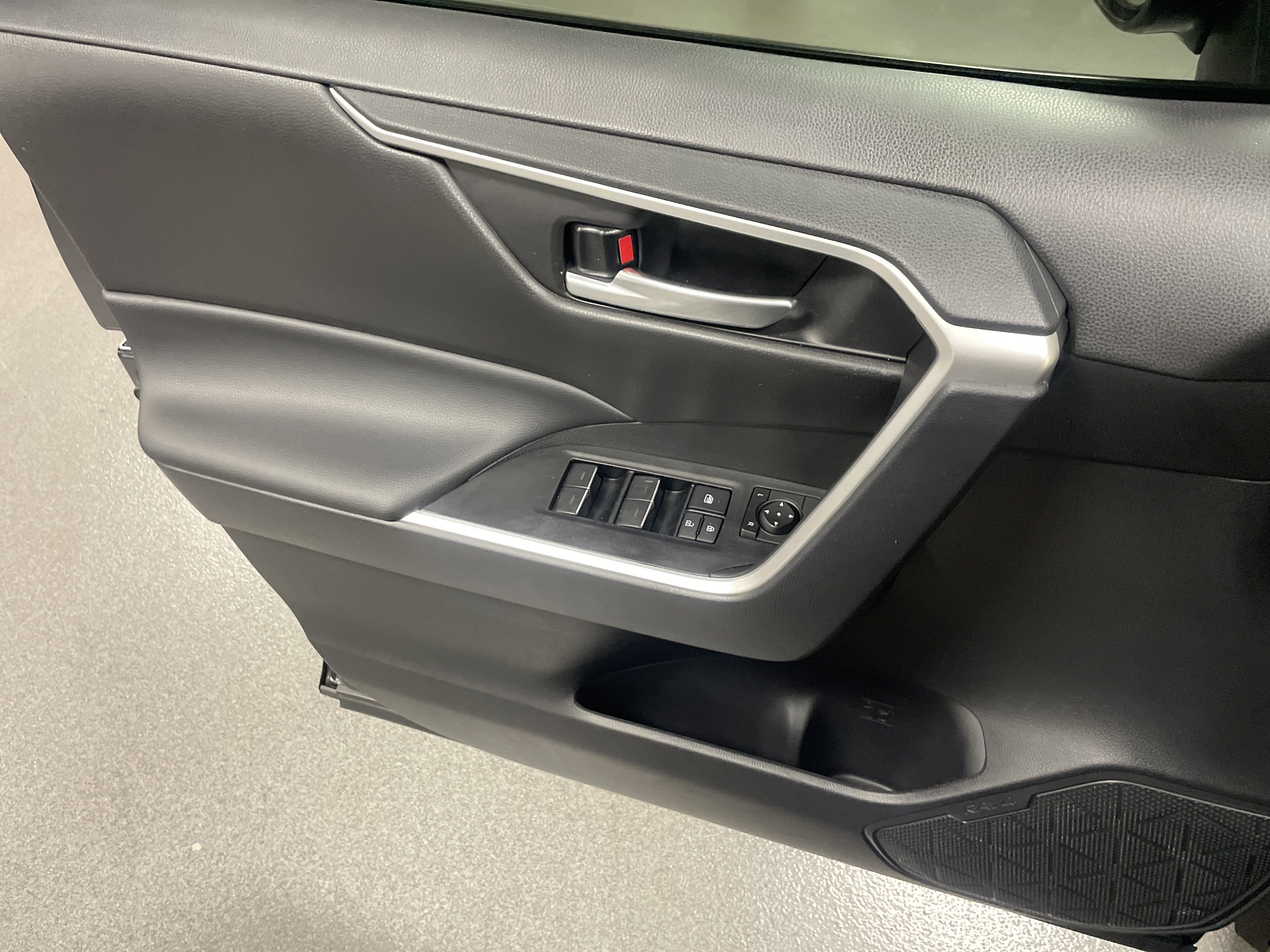 Used 2025 Toyota RAV4 XLE image 14