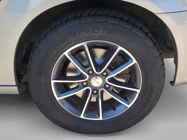 Used 2017 Dodge Grand Caravan SXT image 6