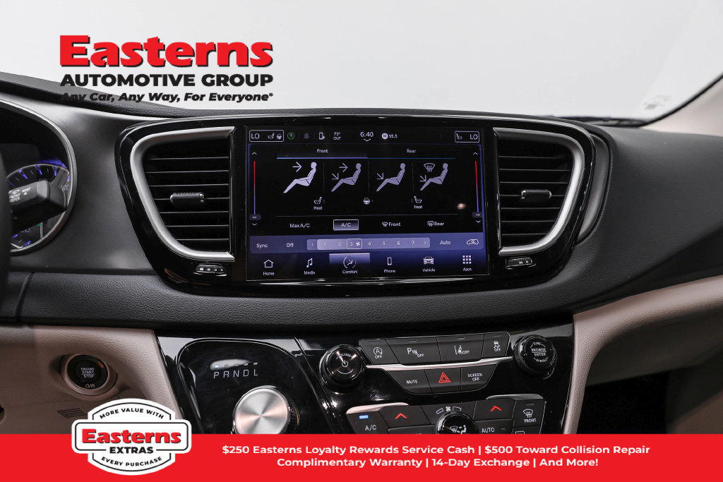 Used 2023 Chrysler Pacifica Touring-L FWD image 13