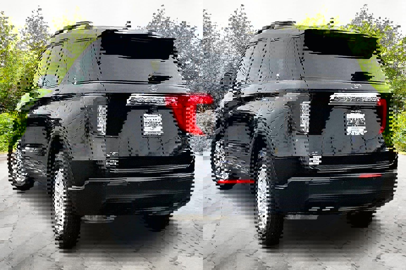 Used 2024 Ford Explorer XLT image 2