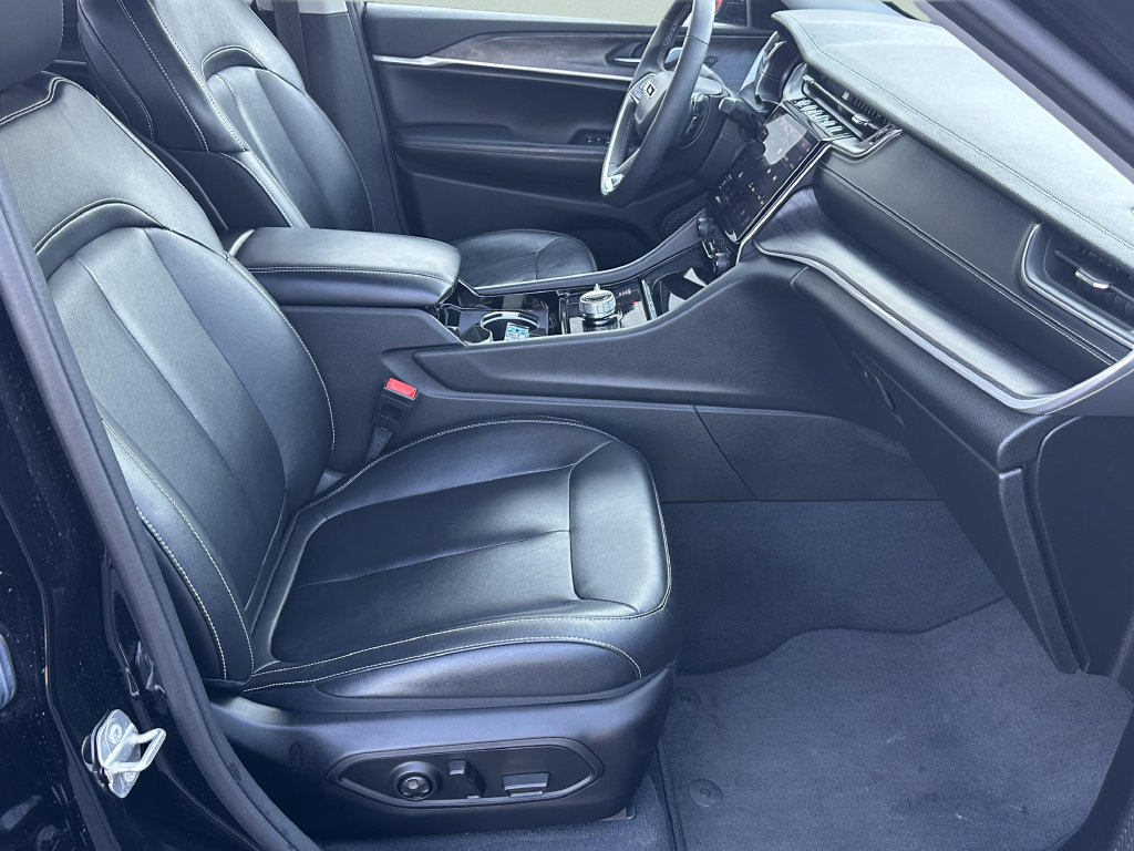 Used 2023 Jeep Grand Cherokee Limited w/ Black Appearance Package AWD/4WD image 17