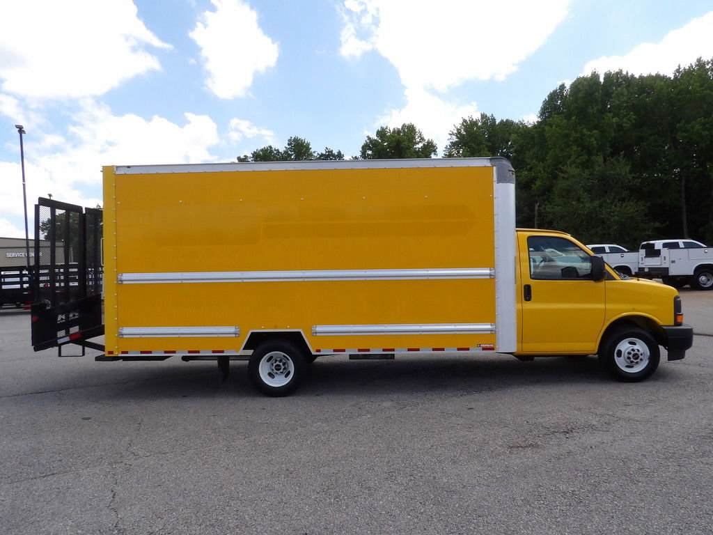 Used 2017 GMC Savana 3500 Extended RWD image 9