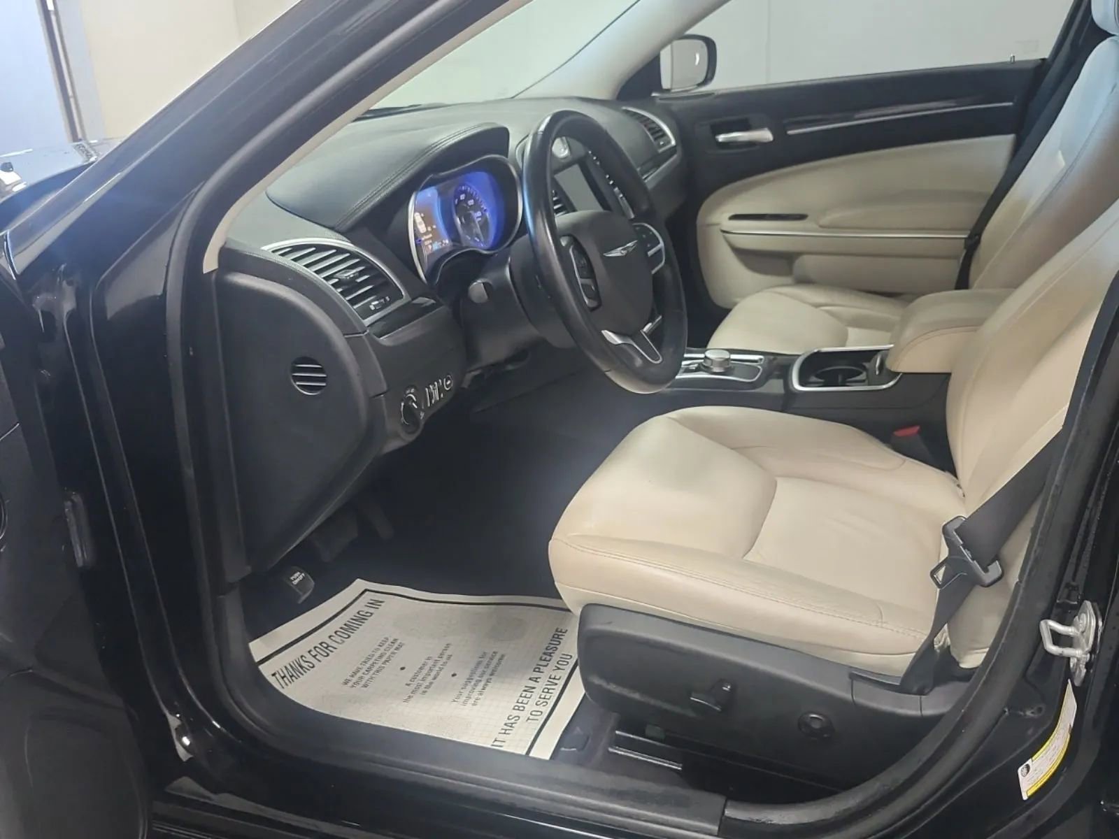 Used 2018 Chrysler 300 Touring L image 3