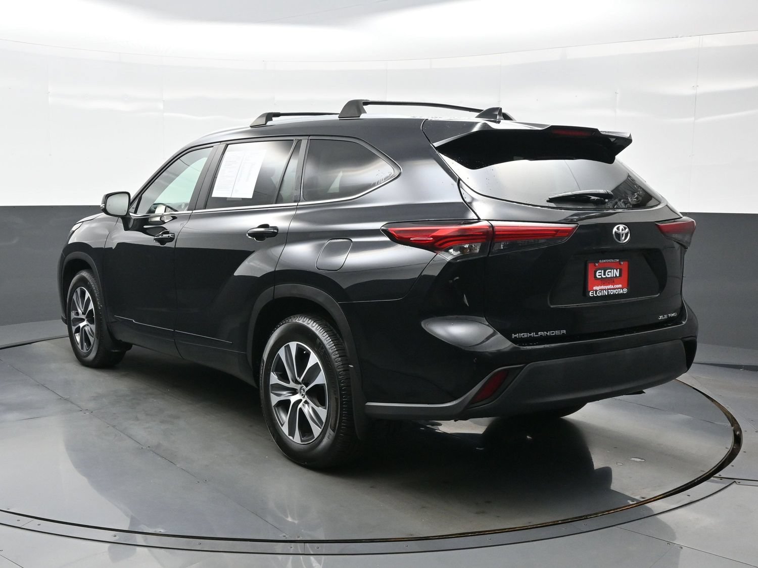 Used 2023 Toyota Highlander XLE AWD/4WD image 4