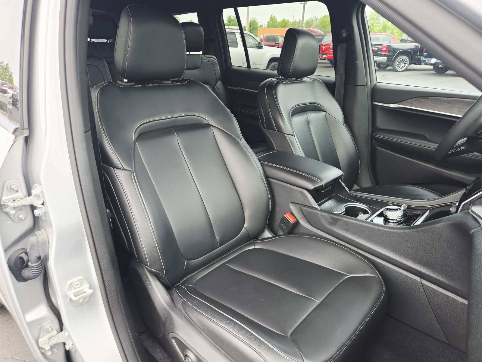 Used 2024 Jeep Grand Cherokee L Limited w/ Black Appearance Package image 18