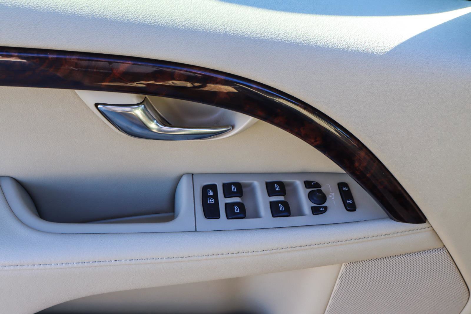 Used 2016 Volvo XC70 T5 Platinum w/ Protection Package image 37