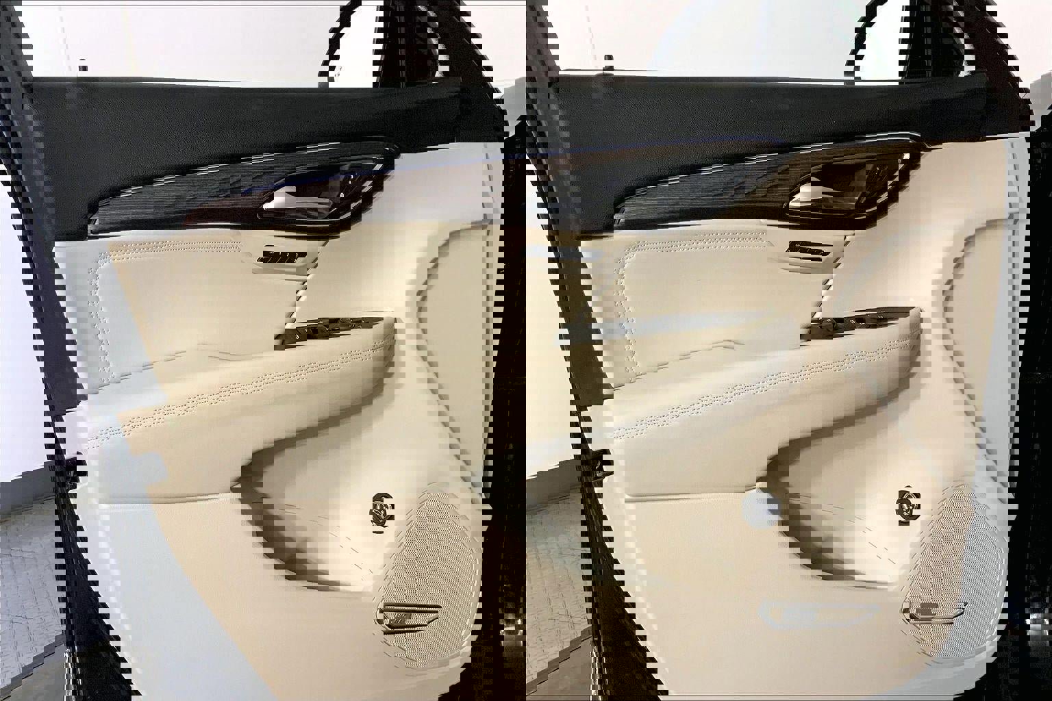 Used 2023 Buick Envision Avenir image 24