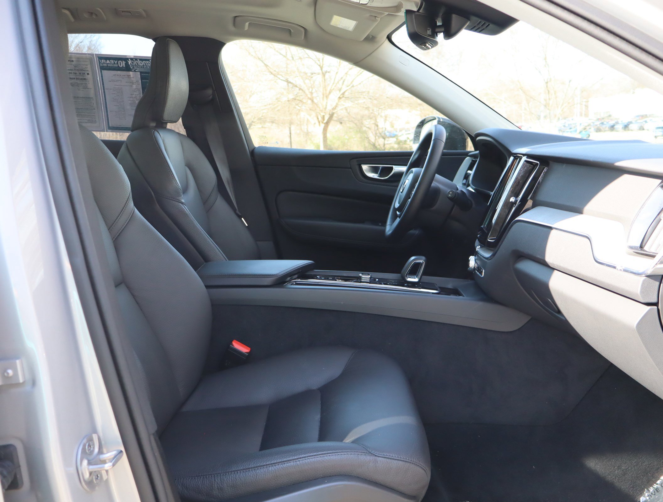 Used 2025 Volvo XC60 B5 Plus image 24