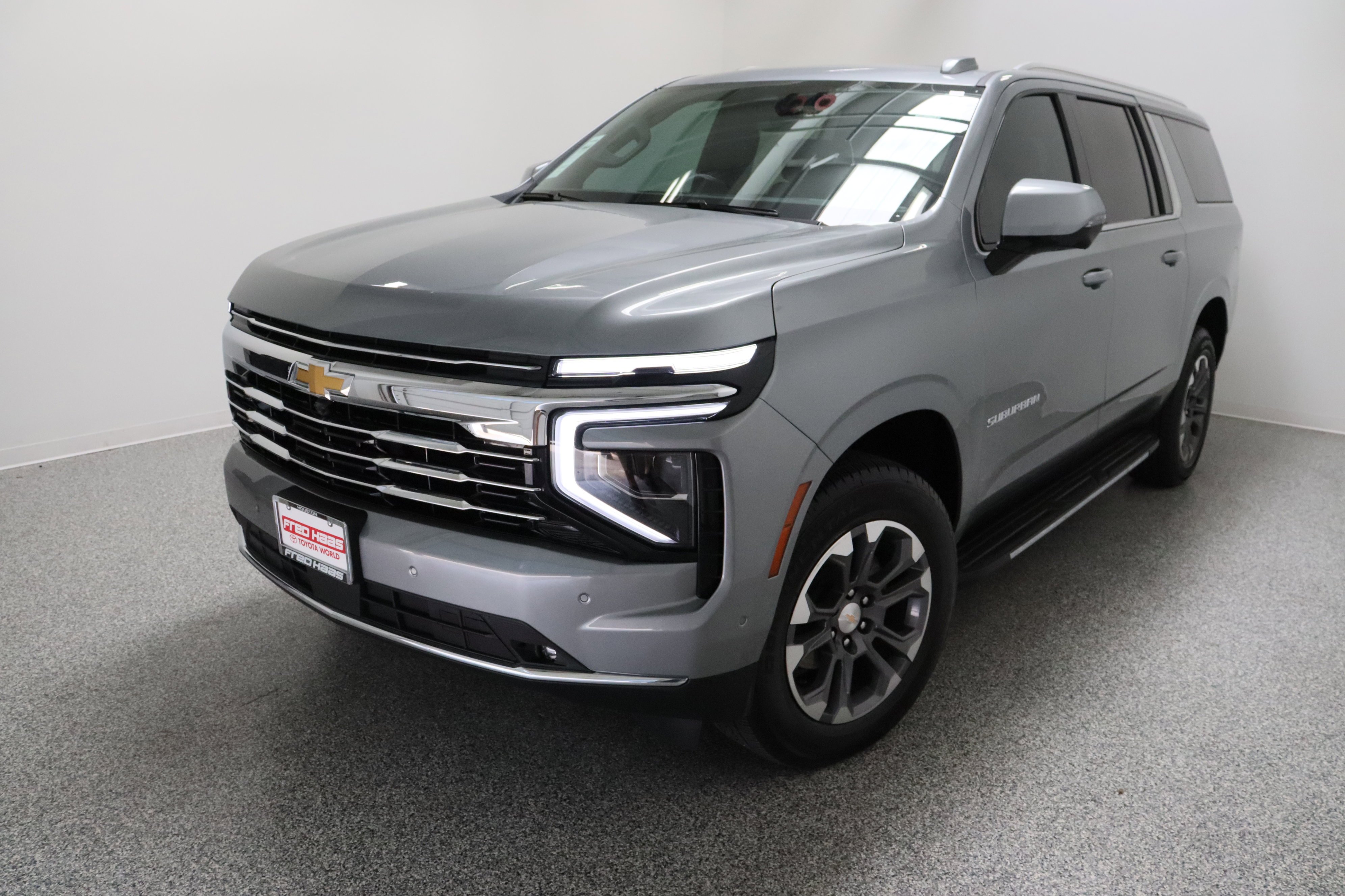 Used 2025 Chevrolet Suburban LT w/ Comfort Package RWD image 2
