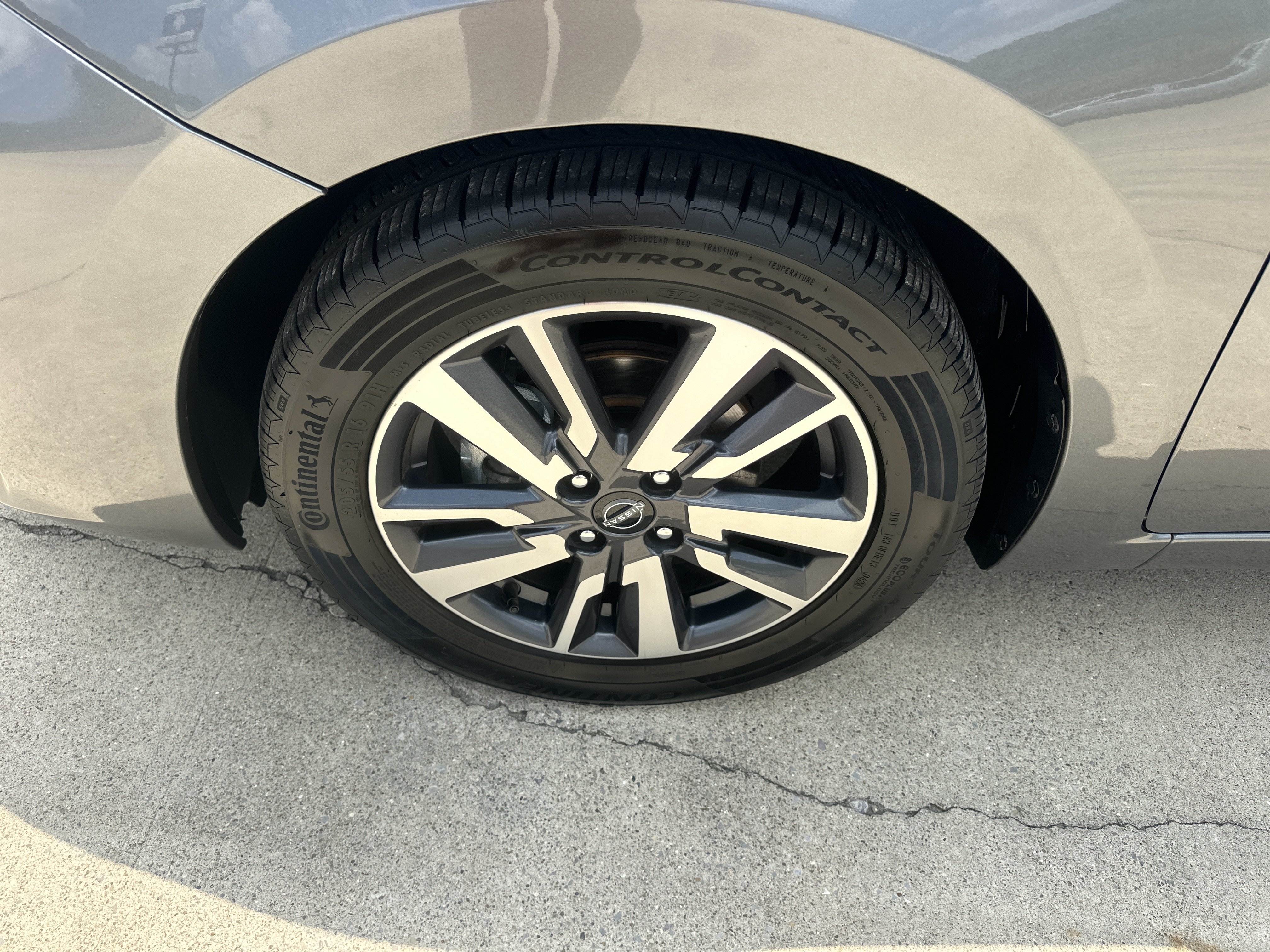Used 2023 Nissan Versa SV FWD image 8