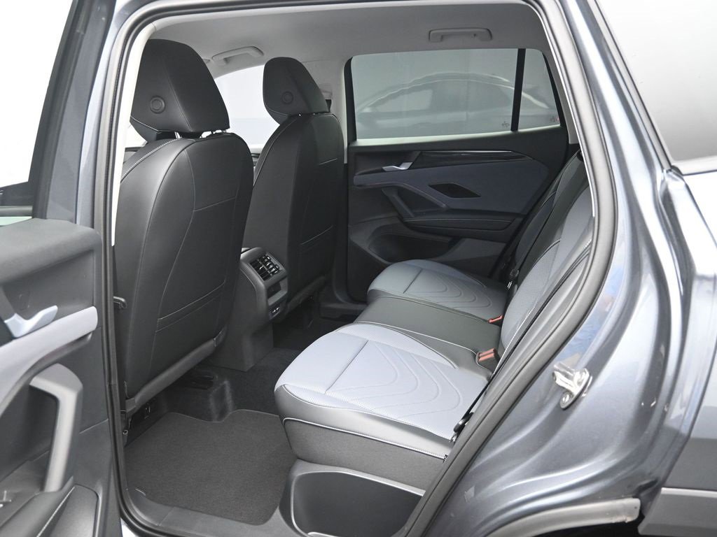 New 2025 Volkswagen Tiguan SE image 24