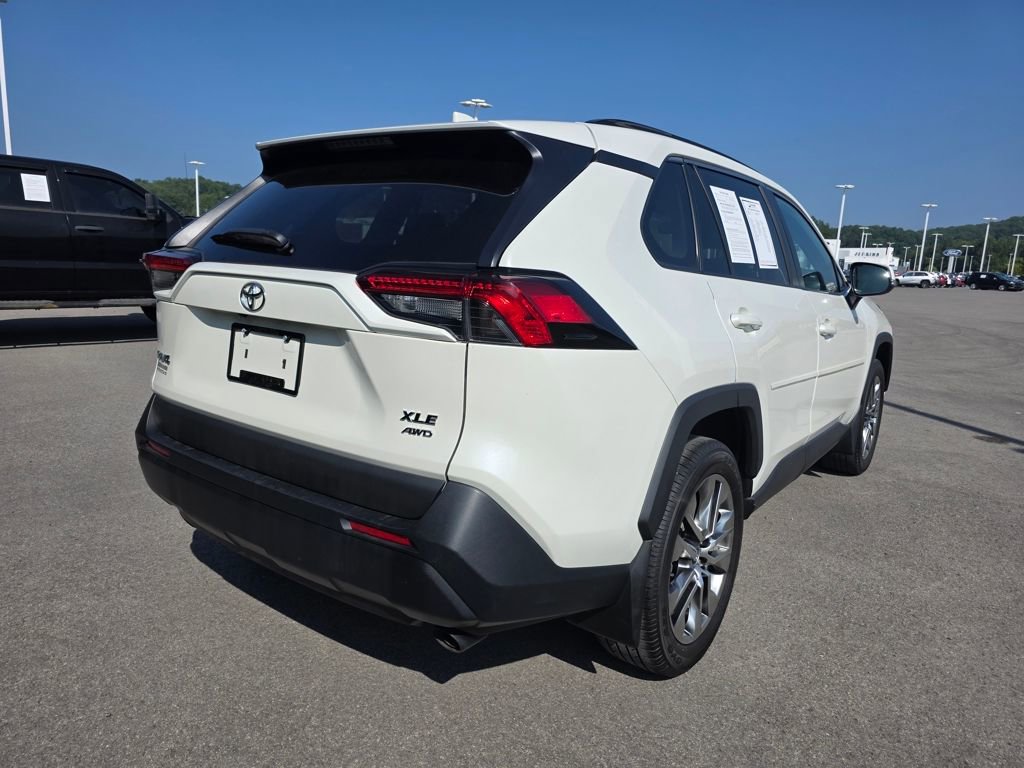 Used 2021 Toyota RAV4 XLE Premium image 5