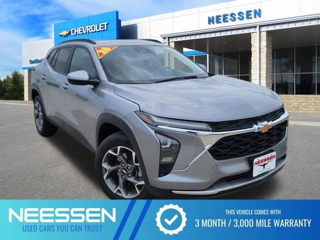Used 2026 Chevrolet Trax LT FWD image 1