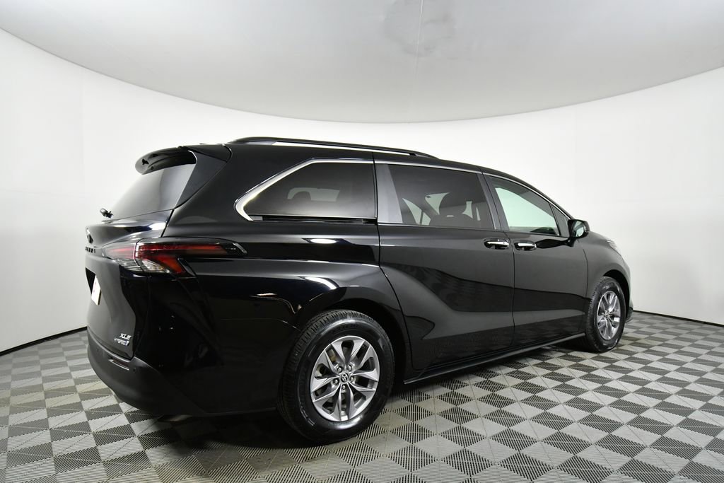 Used 2023 Toyota Sienna XLE image 10