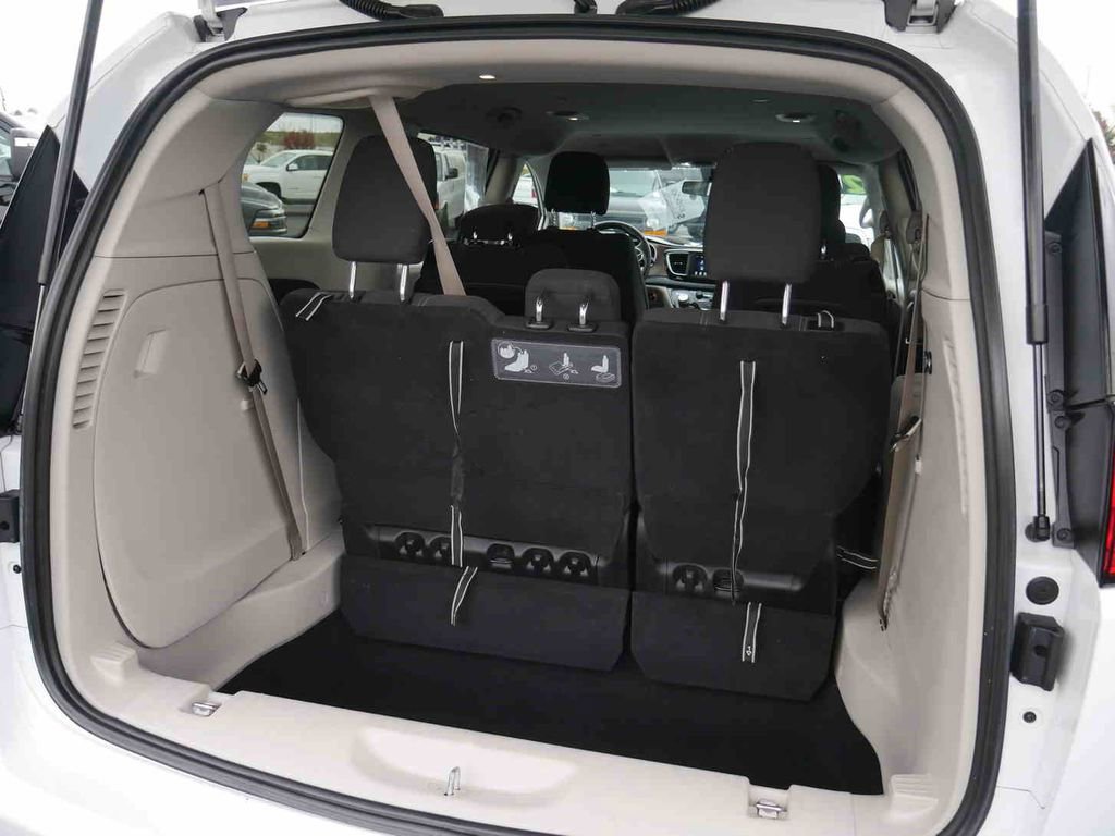 Used 2020 Chrysler Voyager LX image 9