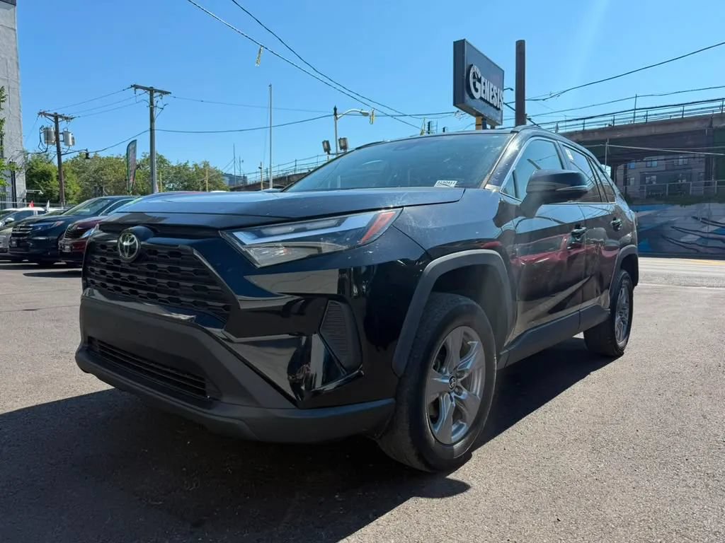 Used 2022 Toyota RAV4 XLE FWD image 1
