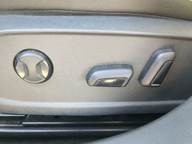 Certified 2023 Volkswagen Jetta SE w/ Panoramic Sunroof Package image 19