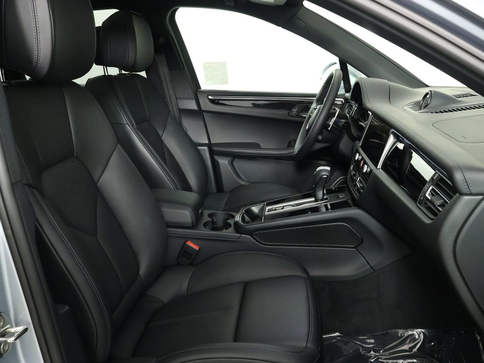 Certified 2026 Porsche Macan AWD/4WD image 31