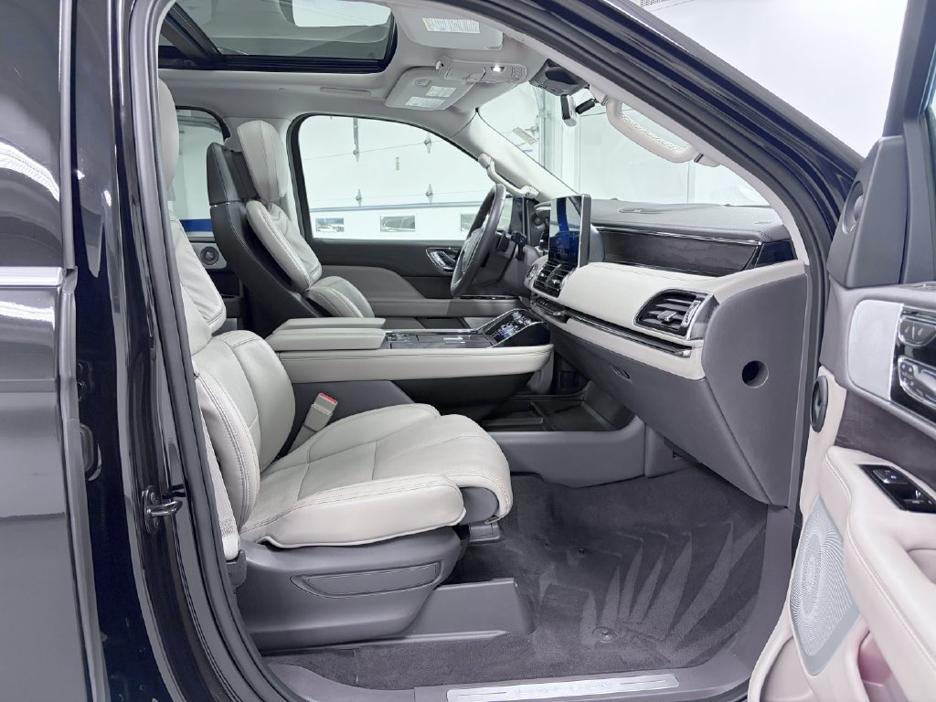 Used 2023 Lincoln Navigator Reserve AWD/4WD image 17