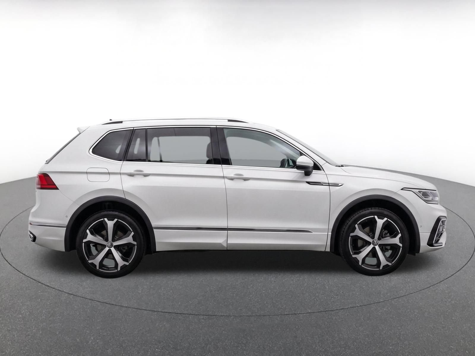 Used 2026 Volkswagen Tiguan SE AWD/4WD image 9