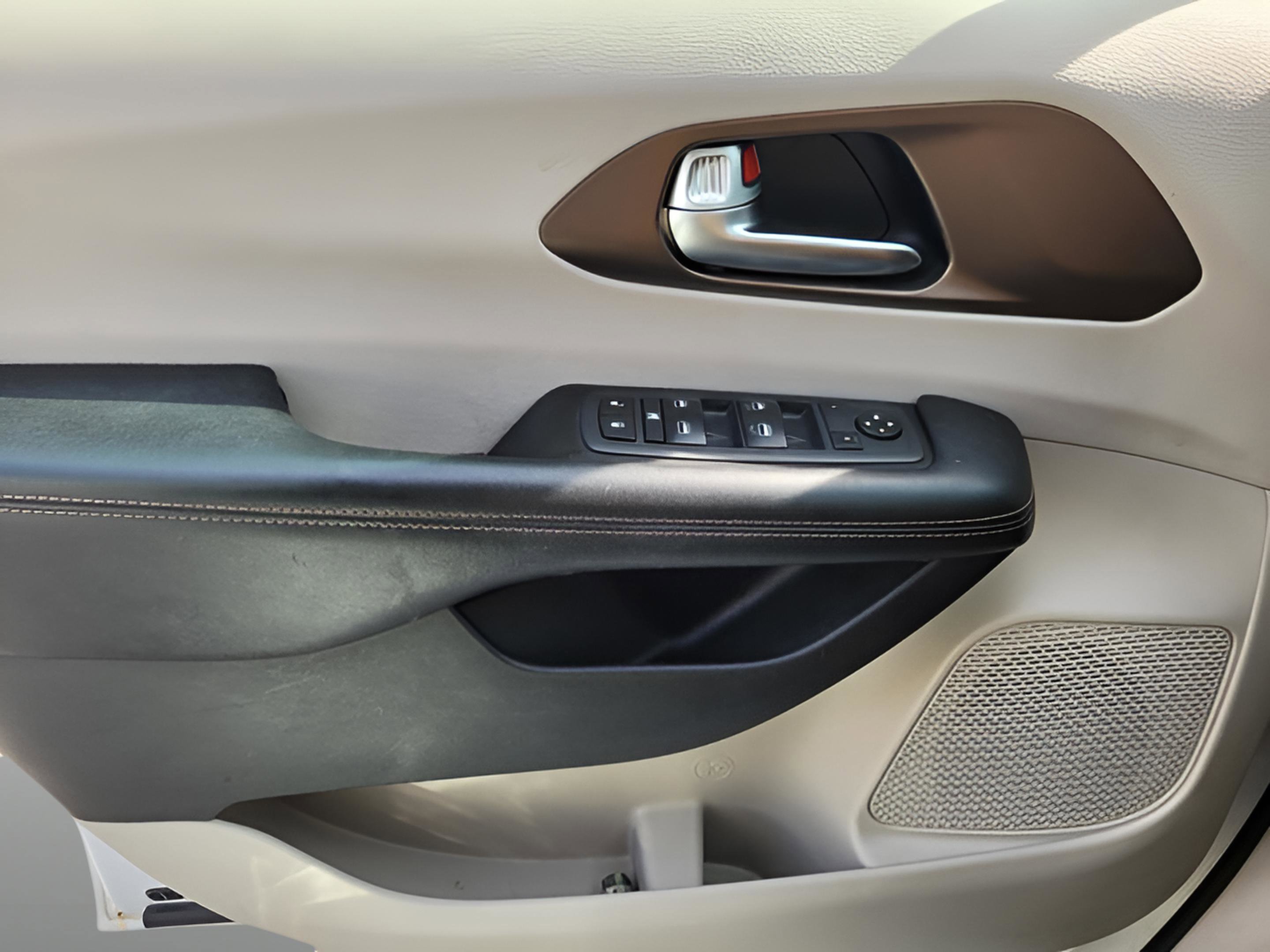 Used 2019 Chrysler Pacifica Touring Plus image 29