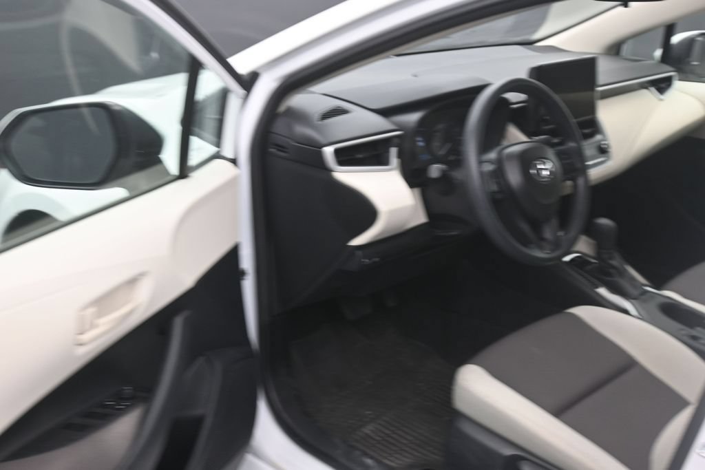 Used 2025 Toyota Corolla LE FWD image 11