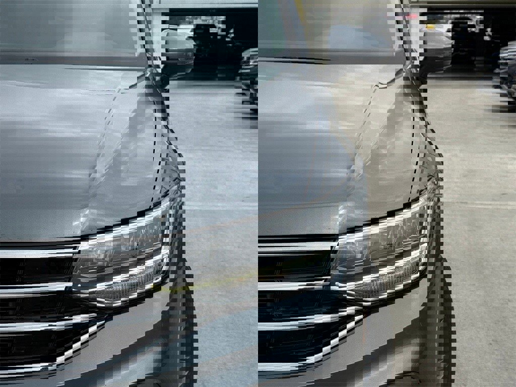 Used 2023 Volkswagen Tiguan SE image 3