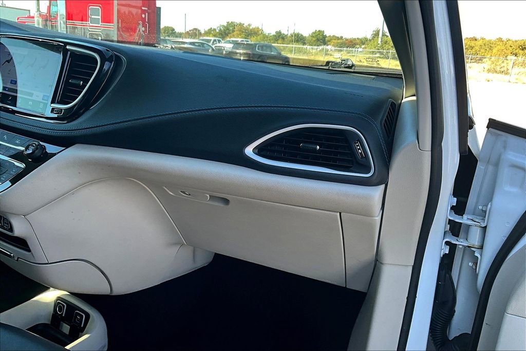 Used 2021 Chrysler Pacifica Touring-L image 19