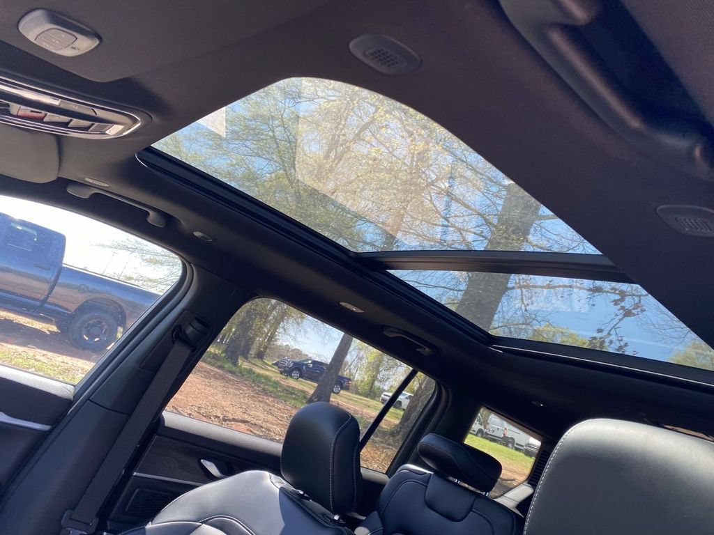 New 2026 Jeep Grand Cherokee L Limited w/ Luxury Tech Group II RWD image 16
