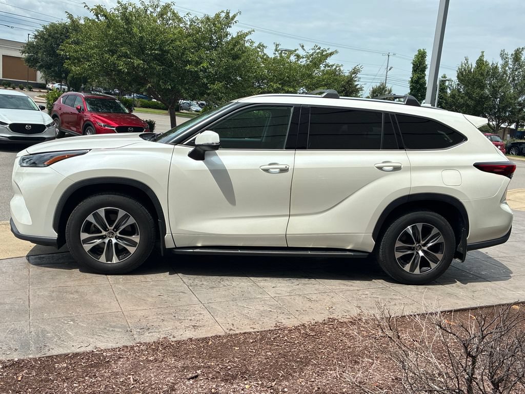 Used 2021 Toyota Highlander XLE AWD/4WD image 7