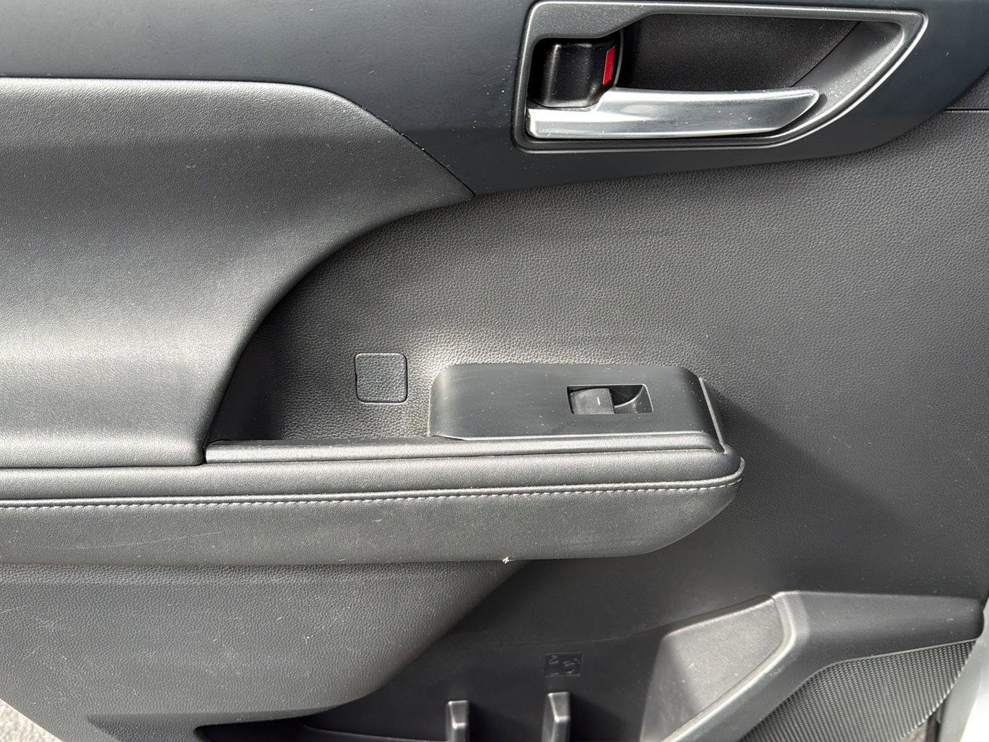 Used 2021 Toyota Highlander XLE image 21