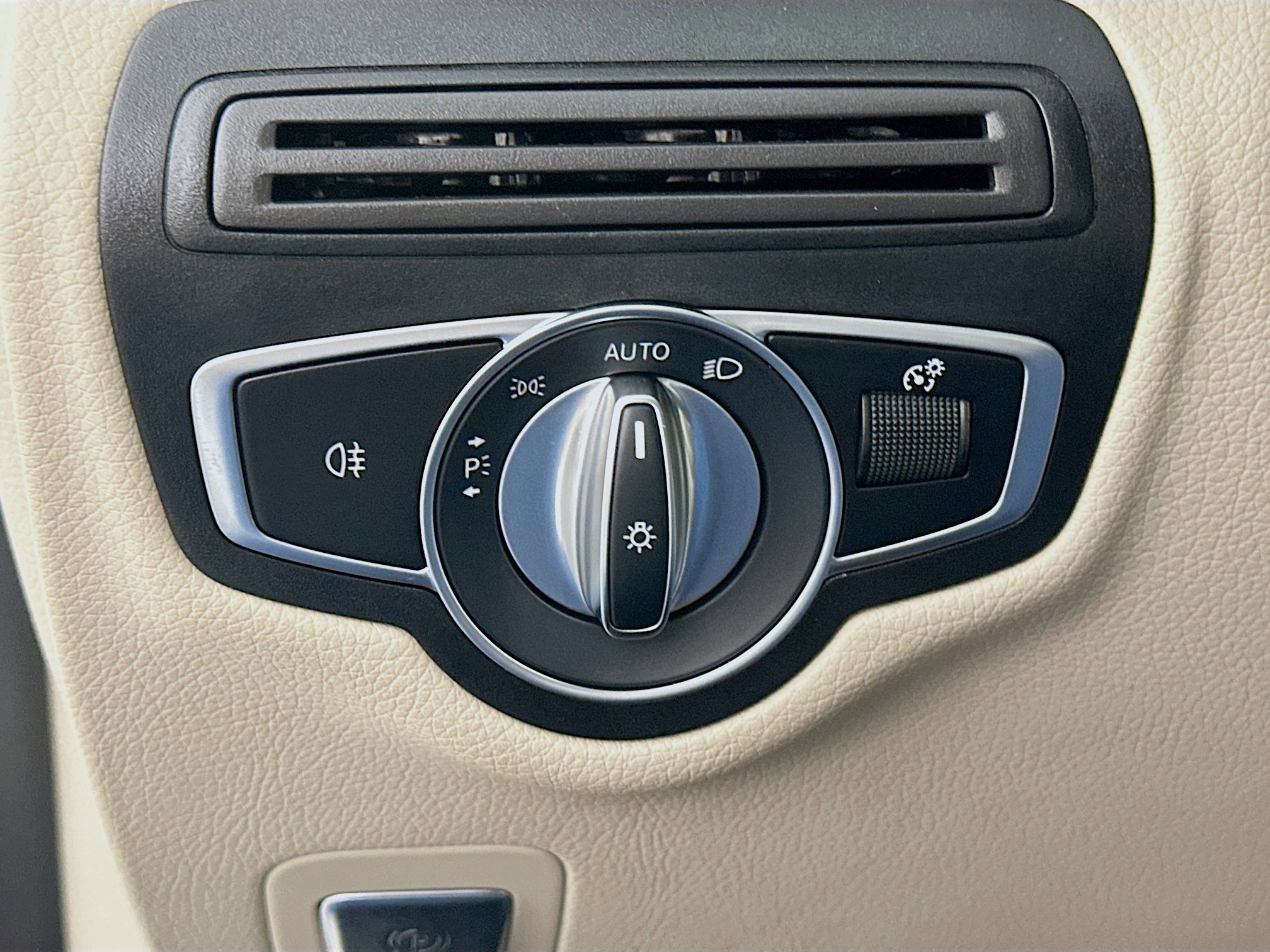 Used 2022 Mercedes-Benz GLC 300 4MATIC w/ Premium Package Lite image 17