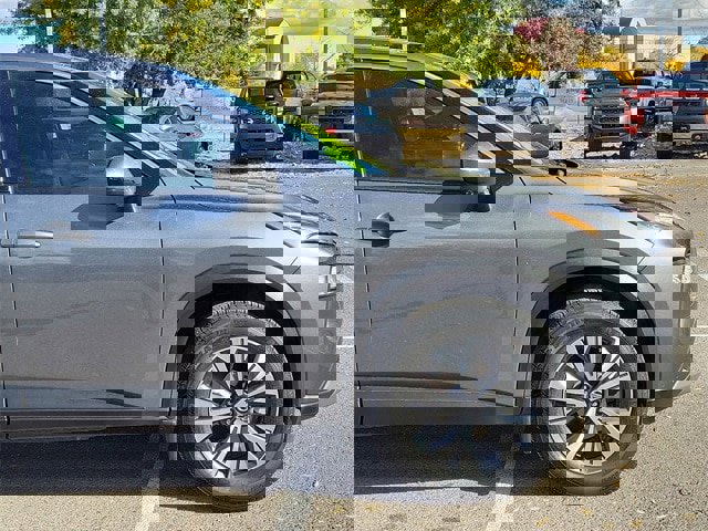 Used 2021 Nissan Rogue SV image 2