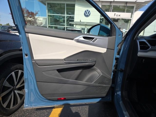 Used 2025 Volkswagen Taos SE FWD image 10